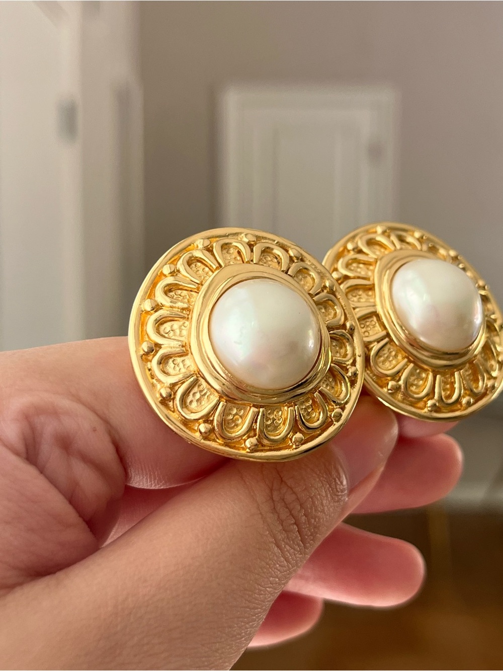 Vintage Christian Dior Round Pearl Scalloped Metal Large Gold Clip-On Earrings - Picture 2 of 8